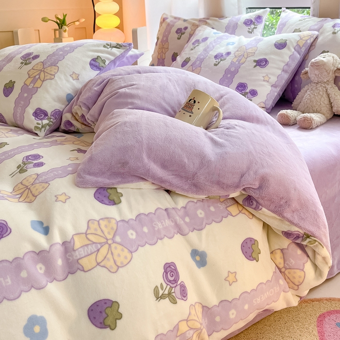 91家纺网 家纺一手货源 找家纺 佳汐蓝家纺 2025新款190克高克重牛奶绒印花四件套 甜蜜草莓-紫