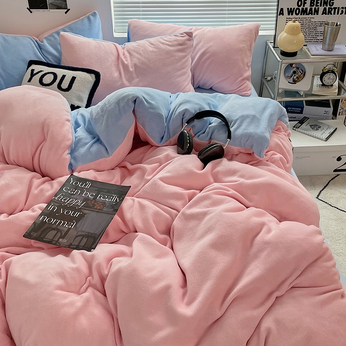 91家纺网 家纺一手货源 找家纺 优卡迪家纺馆 2025新款牛奶绒纯色双拼四件套系列 玉粉天蓝