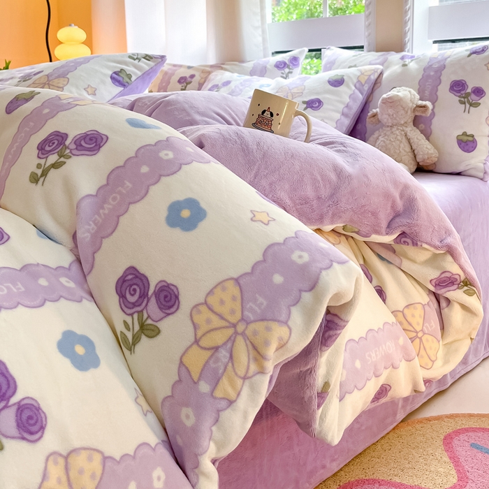 91家纺网 家纺一手货源 找家纺 佳汐蓝家纺 2025新款190克高克重牛奶绒印花四件套 甜蜜草莓-紫