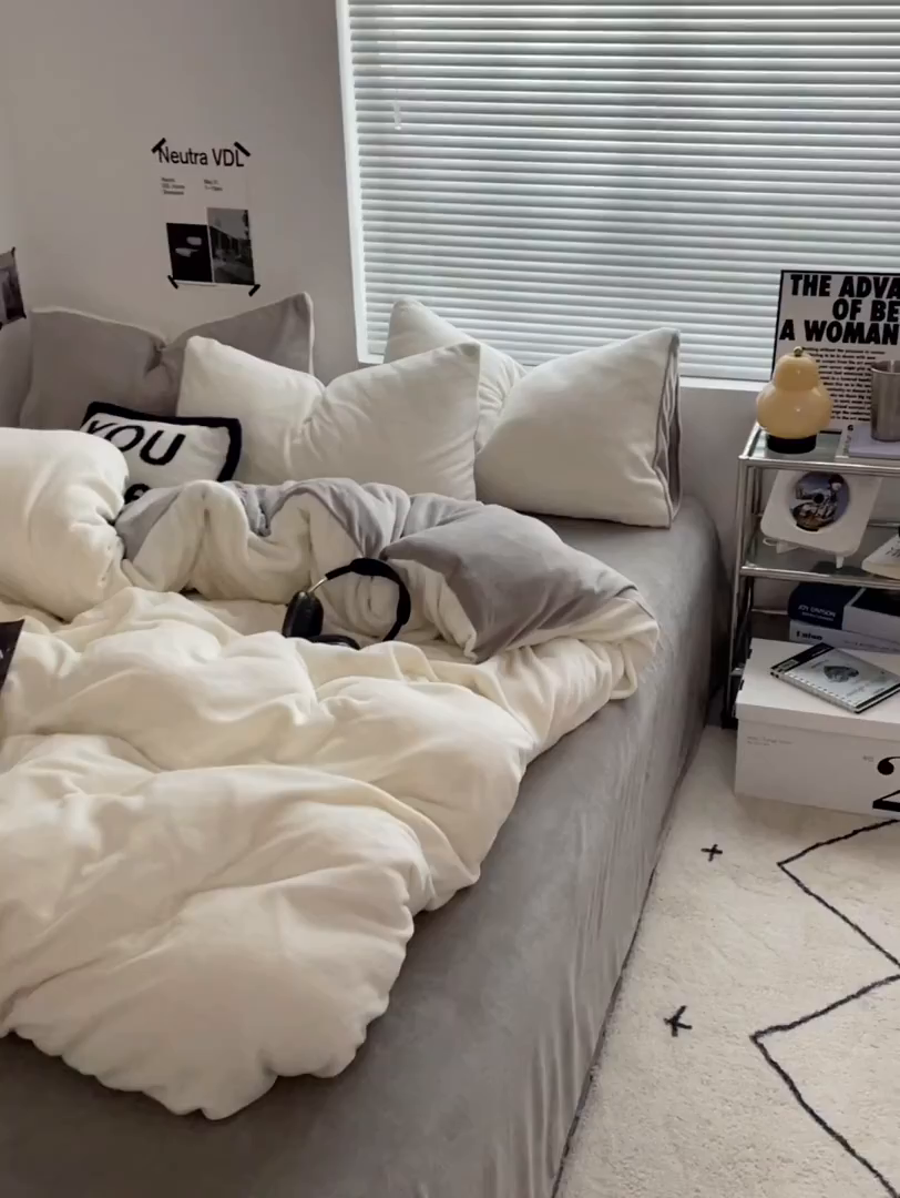 91家纺网 家纺一手货源 找家纺 优卡迪家纺馆 2025新款牛奶绒纯色双拼四件套系列 奶白银灰