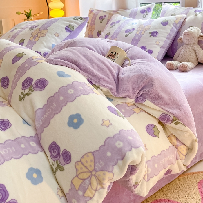 91家纺网 家纺一手货源 找家纺 佳汐蓝家纺 2025新款190克高克重牛奶绒印花四件套 甜蜜草莓-紫