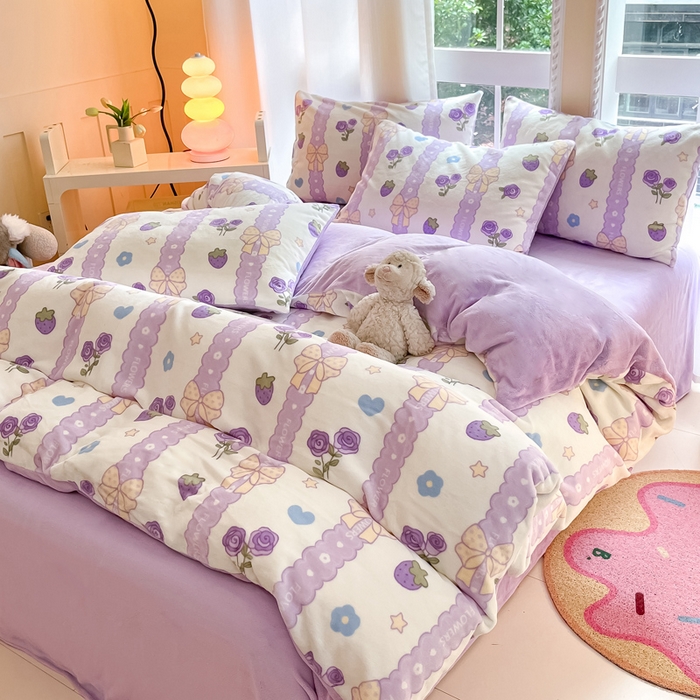 91家纺网 家纺一手货源 找家纺 佳汐蓝家纺 2025新款190克高克重牛奶绒印花四件套 甜蜜草莓-紫