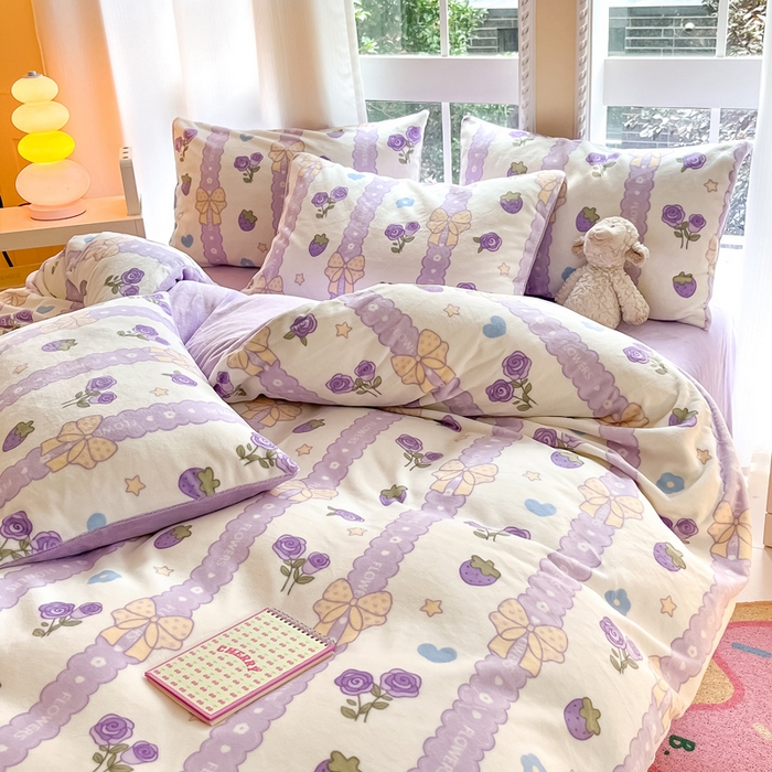 91家纺网 家纺一手货源 找家纺 佳汐蓝家纺 2025新款190克高克重牛奶绒印花四件套 甜蜜草莓-紫