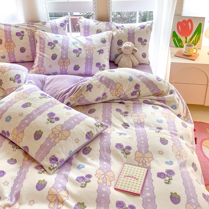 91家纺网 家纺一手货源 找家纺 佳汐蓝家纺 2025新款190克高克重牛奶绒印花四件套 甜蜜草莓-紫