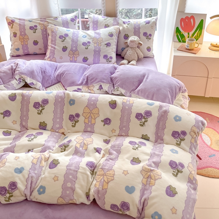 91家纺网 家纺一手货源 找家纺 佳汐蓝家纺 2025新款190克高克重牛奶绒印花四件套 甜蜜草莓-紫