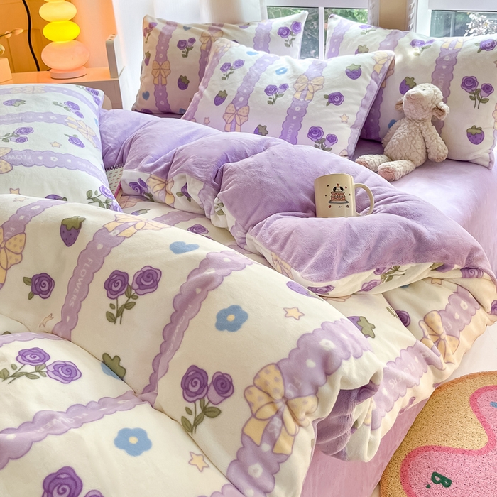 91家纺网 家纺一手货源 找家纺 佳汐蓝家纺 2025新款190克高克重牛奶绒印花四件套 甜蜜草莓-紫