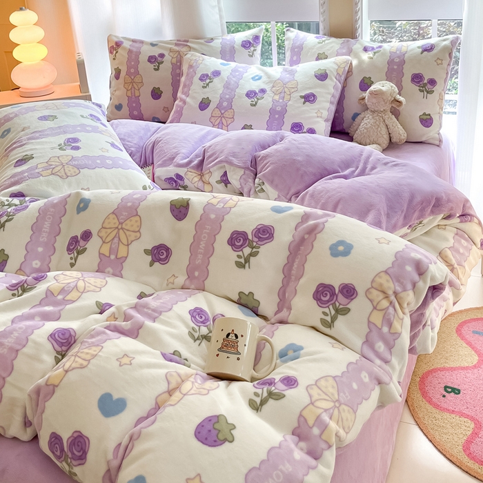 91家纺网 家纺一手货源 找家纺 佳汐蓝家纺 2025新款190克高克重牛奶绒印花四件套 甜蜜草莓-紫