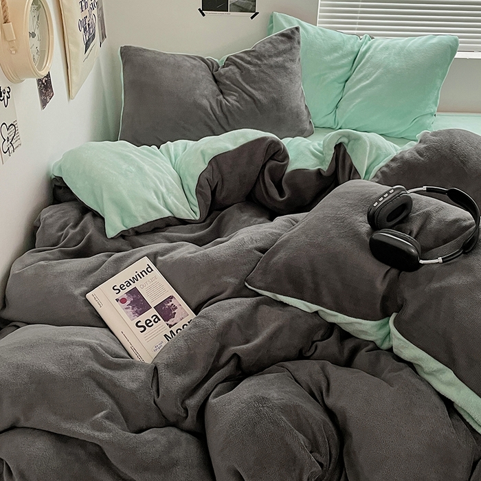 91家纺网 家纺一手货源 找家纺 优卡迪家纺馆 2025新款牛奶绒纯色双拼四件套系列 深灰嫩绿