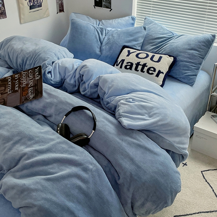 91家纺网 家纺一手货源 找家纺 优卡迪家纺馆 2025新款牛奶绒纯色双拼四件套系列 海蓝天蓝