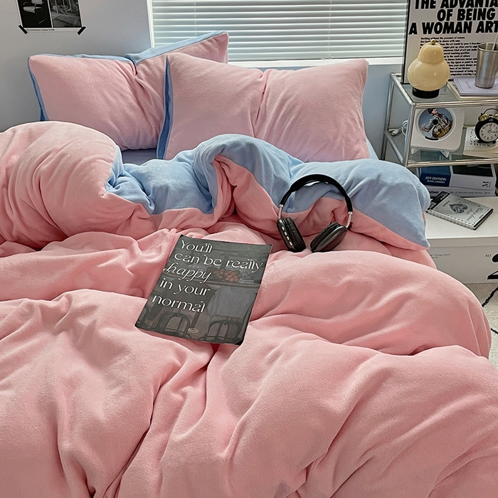 91家纺网 家纺一手货源 找家纺 优卡迪家纺馆 2025新款牛奶绒纯色双拼四件套系列 玉粉天蓝