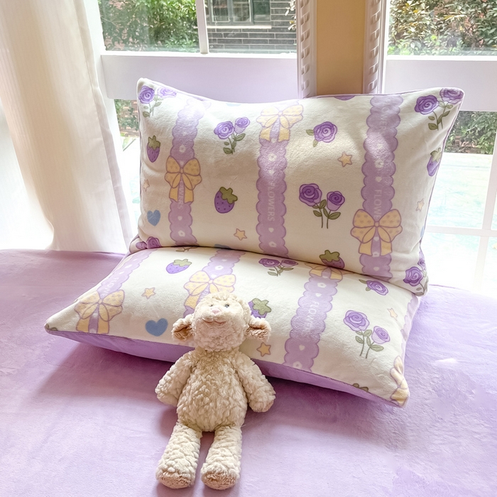 91家纺网 家纺一手货源 找家纺 佳汐蓝家纺 2025新款190克高克重牛奶绒印花四件套 甜蜜草莓-紫