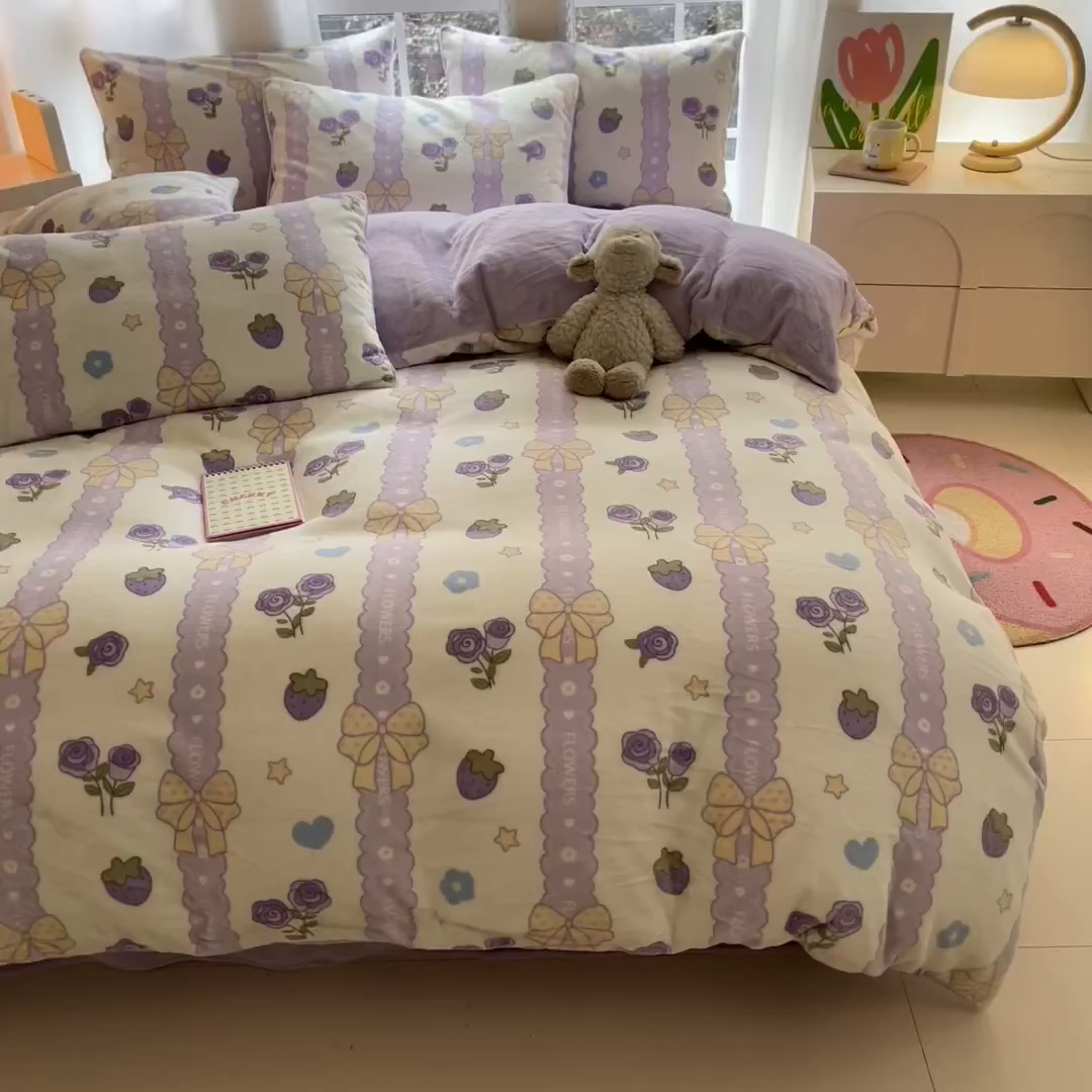 91家纺网 家纺一手货源 找家纺 佳汐蓝家纺 2025新款190克高克重牛奶绒印花四件套 甜蜜草莓-紫
