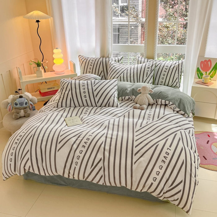 91家纺网 家纺一手货源 找家纺 佳汐蓝家纺 2025新款190克高克重牛奶绒印花四件套 休闲恋曲