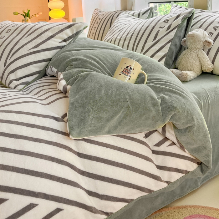 91家纺网 家纺一手货源 找家纺 佳汐蓝家纺 2025新款190克高克重牛奶绒印花四件套 休闲恋曲