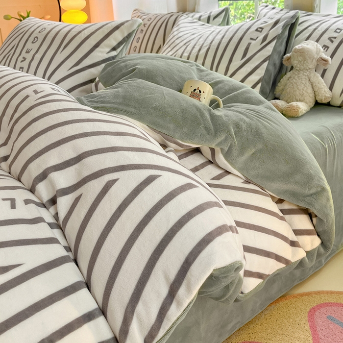 91家纺网 家纺一手货源 找家纺 佳汐蓝家纺 2025新款190克高克重牛奶绒印花四件套 休闲恋曲