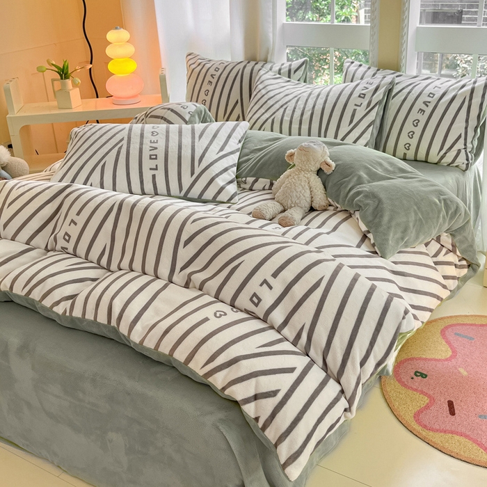 91家纺网 家纺一手货源 找家纺 佳汐蓝家纺 2025新款190克高克重牛奶绒印花四件套 休闲恋曲