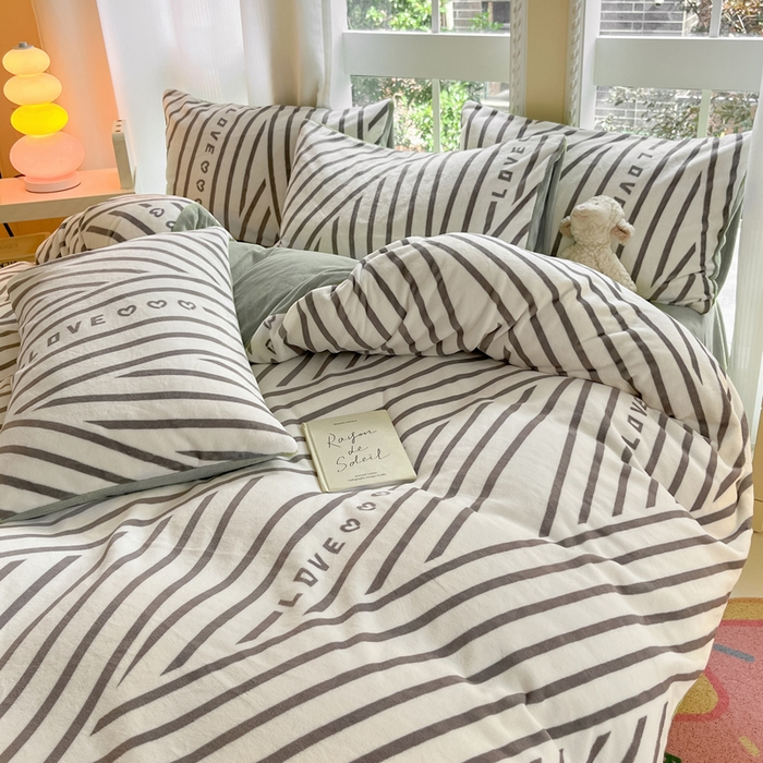 91家纺网 家纺一手货源 找家纺 佳汐蓝家纺 2025新款190克高克重牛奶绒印花四件套 休闲恋曲