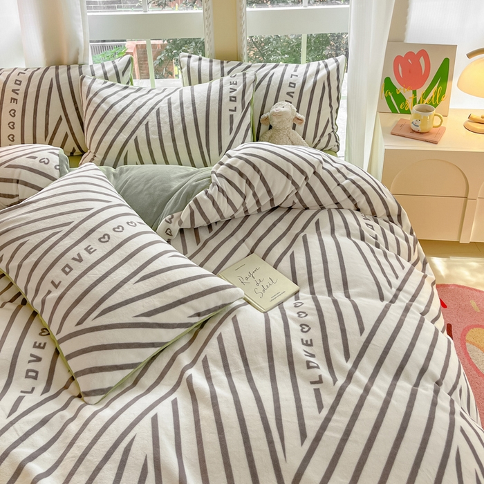 91家纺网 家纺一手货源 找家纺 佳汐蓝家纺 2025新款190克高克重牛奶绒印花四件套 休闲恋曲