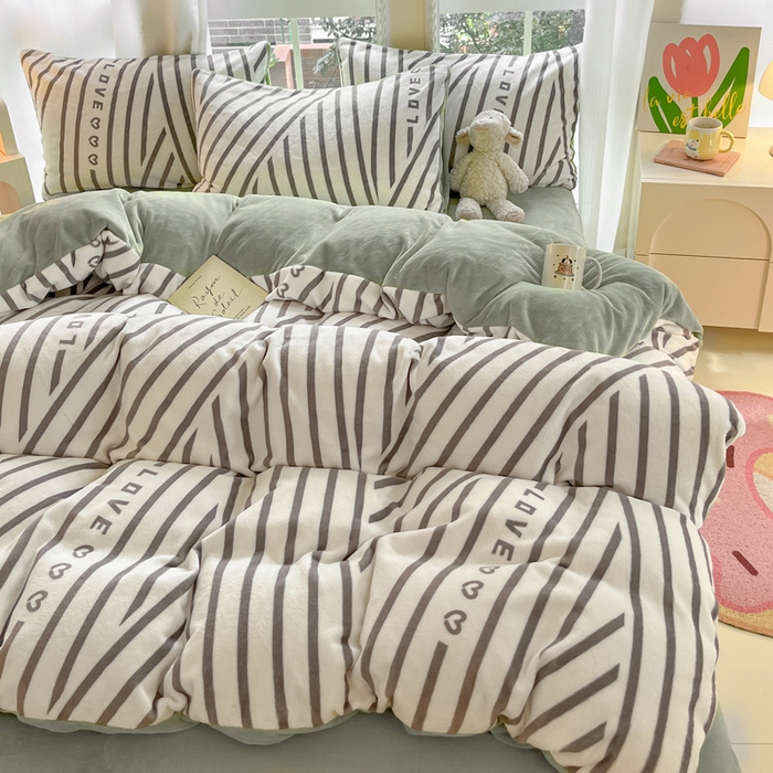 91家纺网 家纺一手货源 找家纺 佳汐蓝家纺 2025新款190克高克重牛奶绒印花四件套 休闲恋曲