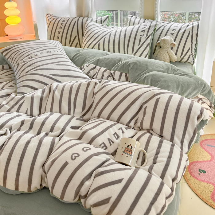 91家纺网 家纺一手货源 找家纺 佳汐蓝家纺 2025新款190克高克重牛奶绒印花四件套 休闲恋曲