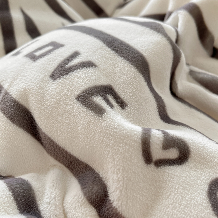 91家纺网 家纺一手货源 找家纺 佳汐蓝家纺 2025新款190克高克重牛奶绒印花四件套 休闲恋曲