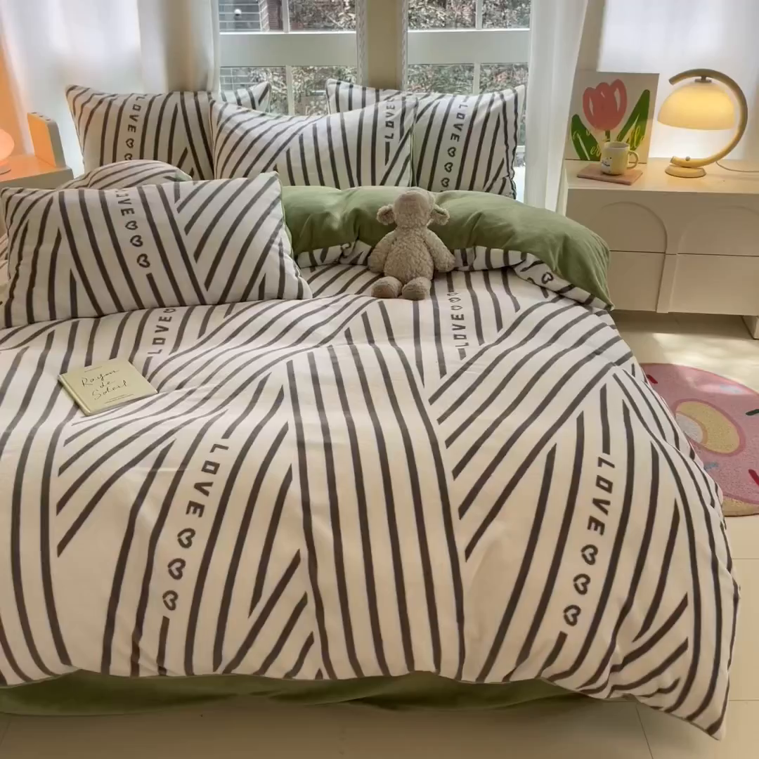 91家纺网 家纺一手货源 找家纺 佳汐蓝家纺 2025新款190克高克重牛奶绒印花四件套 休闲恋曲