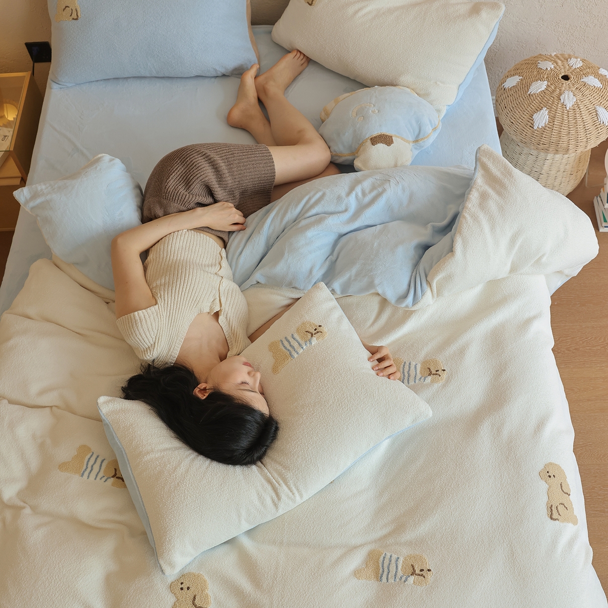 91家纺网 家纺一手货源 找家纺 （总）风向标家纺 2025新款A类全消光暖呢绒毛巾绣四件套-减龄家宠系列（风格二）