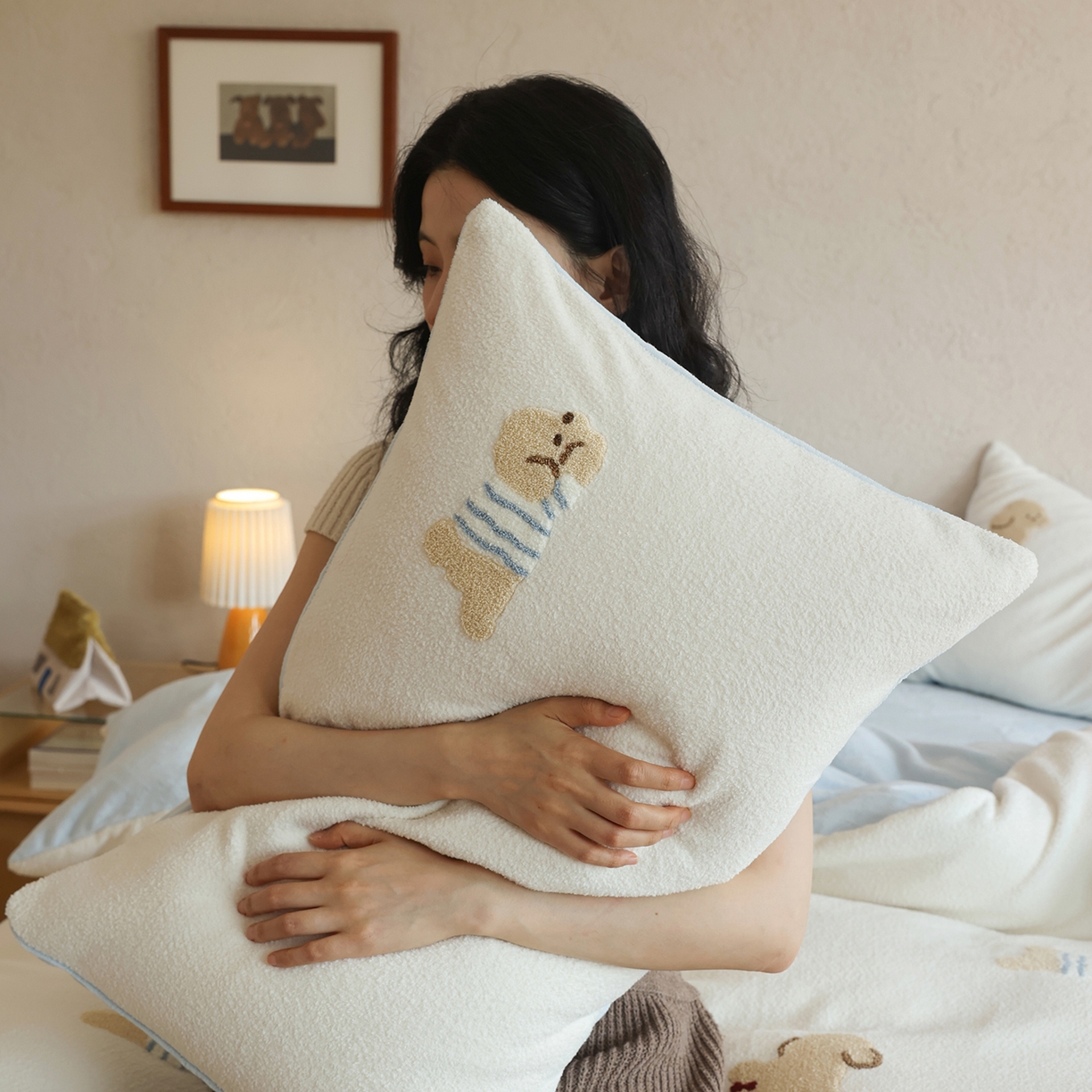 91家纺网 家纺一手货源 找家纺 风向标家纺 2025新款A类全消光暖呢绒毛巾绣四件套-减龄家宠系列（风格二） 海魂衫小狗-蓝白