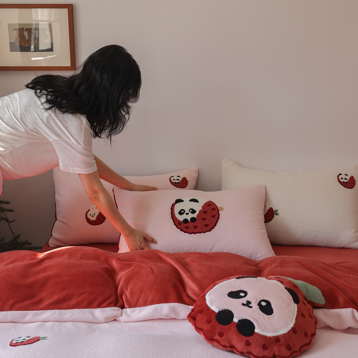 91家纺网 家纺一手货源 找家纺 风向标家纺 2025新款A类全消光暖呢绒毛巾绣四件套-减龄家宠系列（风格二） 荔枝熊猫-红