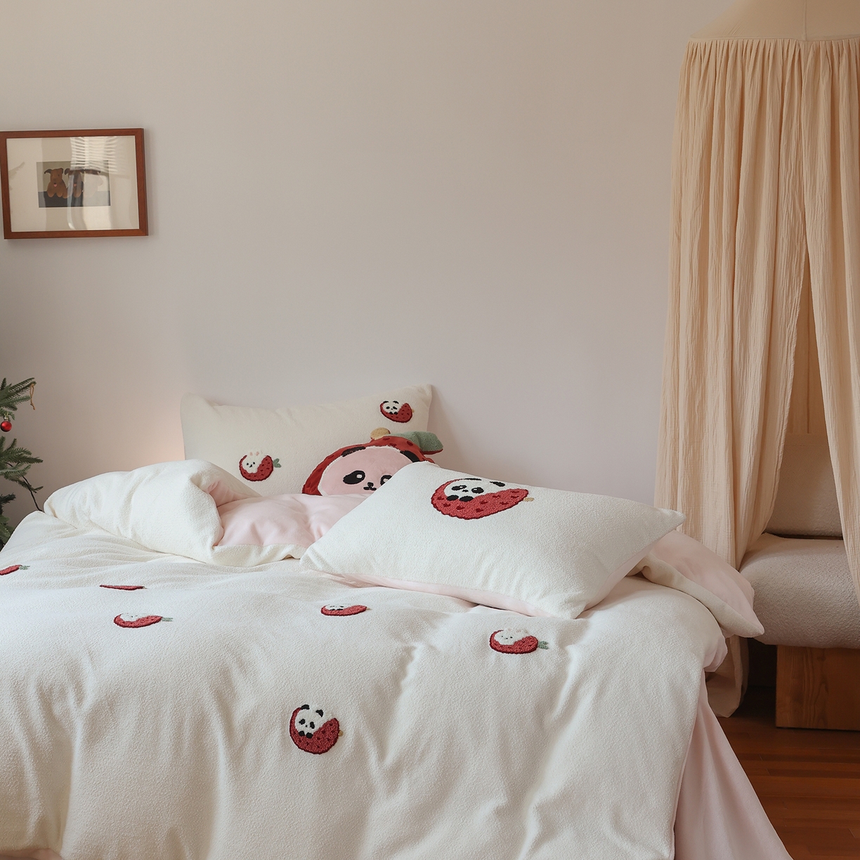 91家纺网 家纺一手货源 找家纺 风向标家纺 2025新款A类全消光暖呢绒毛巾绣四件套-减龄家宠系列（风格二） 荔枝熊猫-粉