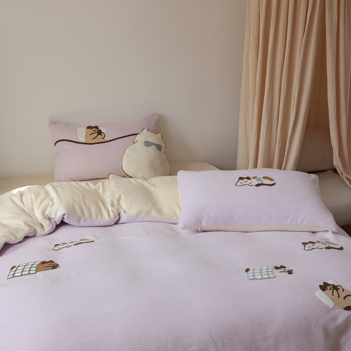 91家纺网 家纺一手货源 找家纺 风向标家纺 2025新款A类全消光暖呢绒毛巾绣四件套-减龄家宠系列（风格二） 躺平猫-淡紫