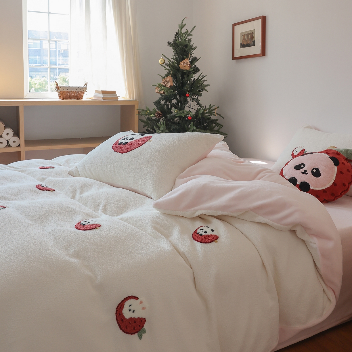 91家纺网 家纺一手货源 找家纺 风向标家纺 2025新款A类全消光暖呢绒毛巾绣四件套-减龄家宠系列（风格二） 荔枝熊猫-粉