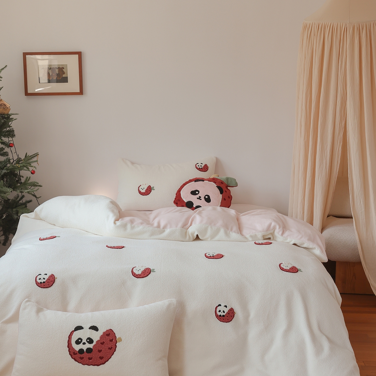 91家纺网 家纺一手货源 找家纺 风向标家纺 2025新款A类全消光暖呢绒毛巾绣四件套-减龄家宠系列（风格二） 荔枝熊猫-粉