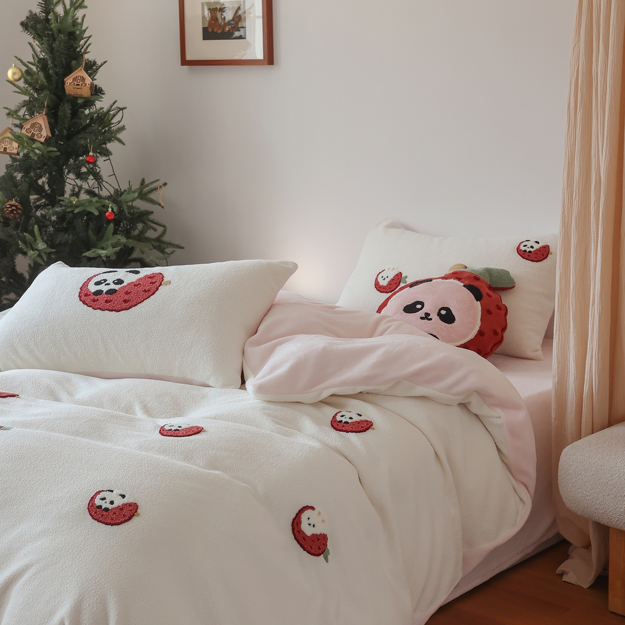 91家纺网 家纺一手货源 找家纺 风向标家纺 2025新款A类全消光暖呢绒毛巾绣四件套-减龄家宠系列（风格二） 荔枝熊猫-粉