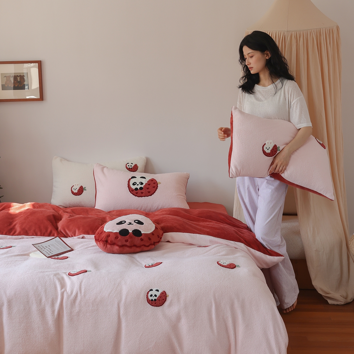 91家纺网 家纺一手货源 找家纺 风向标家纺 2025新款A类全消光暖呢绒毛巾绣四件套-减龄家宠系列（风格二） 荔枝熊猫-红