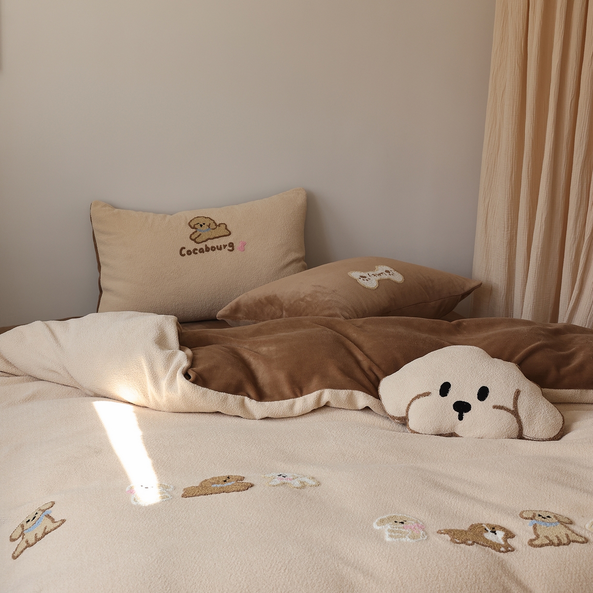 91家纺网 家纺一手货源 找家纺 风向标家纺 2025新款A类全消光暖呢绒毛巾绣四件套-减龄家宠系列（风格二） 站队小泰迪