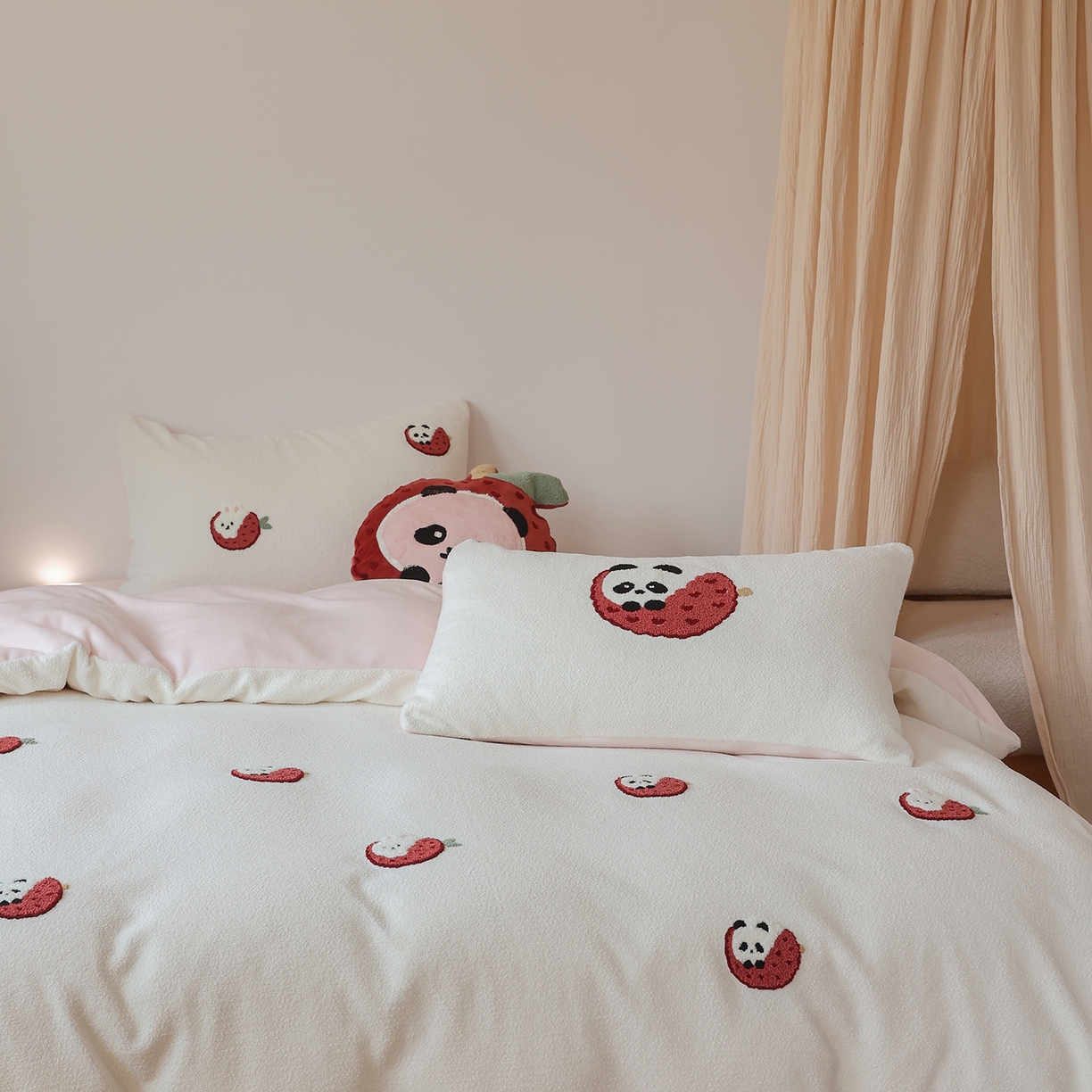 91家纺网 家纺一手货源 找家纺 风向标家纺 2025新款A类全消光暖呢绒毛巾绣四件套-减龄家宠系列（风格二） 荔枝熊猫-粉