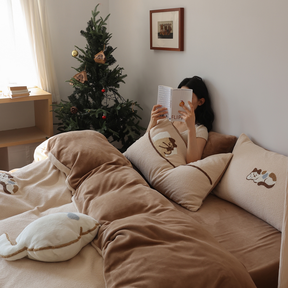 91家纺网 家纺一手货源 找家纺 风向标家纺 2025新款A类全消光暖呢绒毛巾绣四件套-减龄家宠系列（风格二） 躺平猫-奶茶