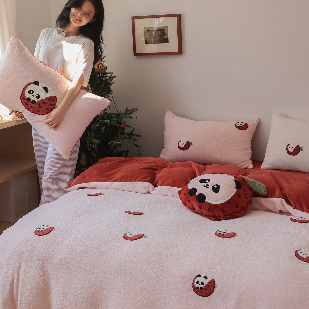 91家纺网 家纺一手货源 找家纺 风向标家纺 2025新款A类全消光暖呢绒毛巾绣四件套-减龄家宠系列（风格二） 荔枝熊猫-红