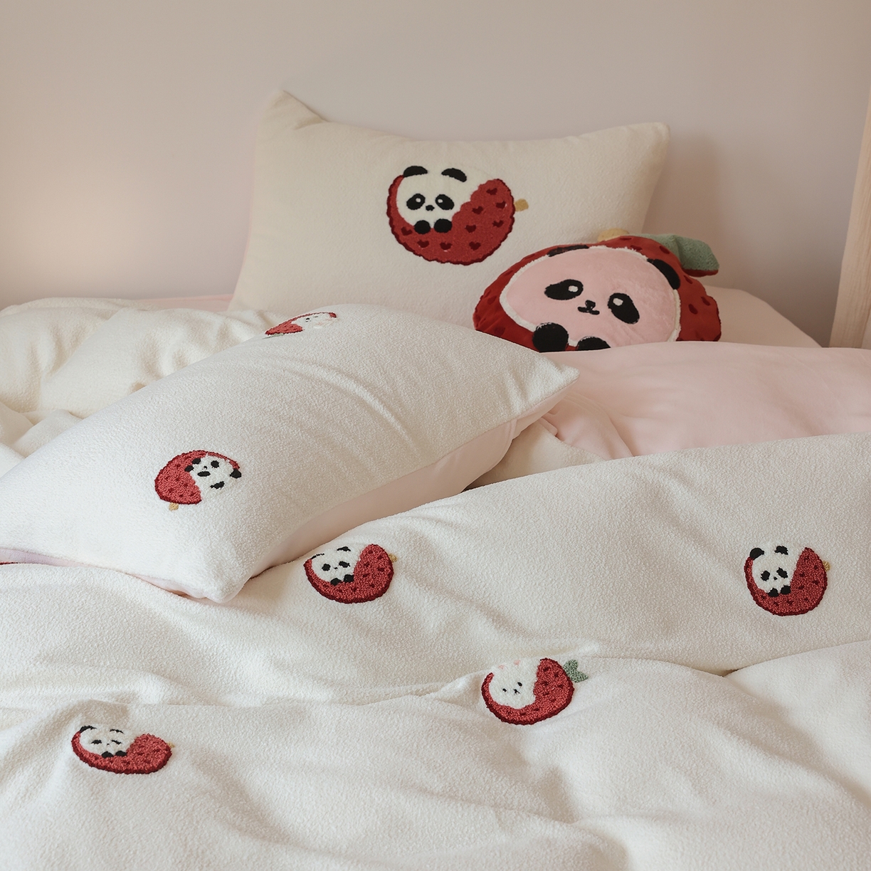 91家纺网 家纺一手货源 找家纺 风向标家纺 2025新款A类全消光暖呢绒毛巾绣四件套-减龄家宠系列（风格二） 荔枝熊猫-粉