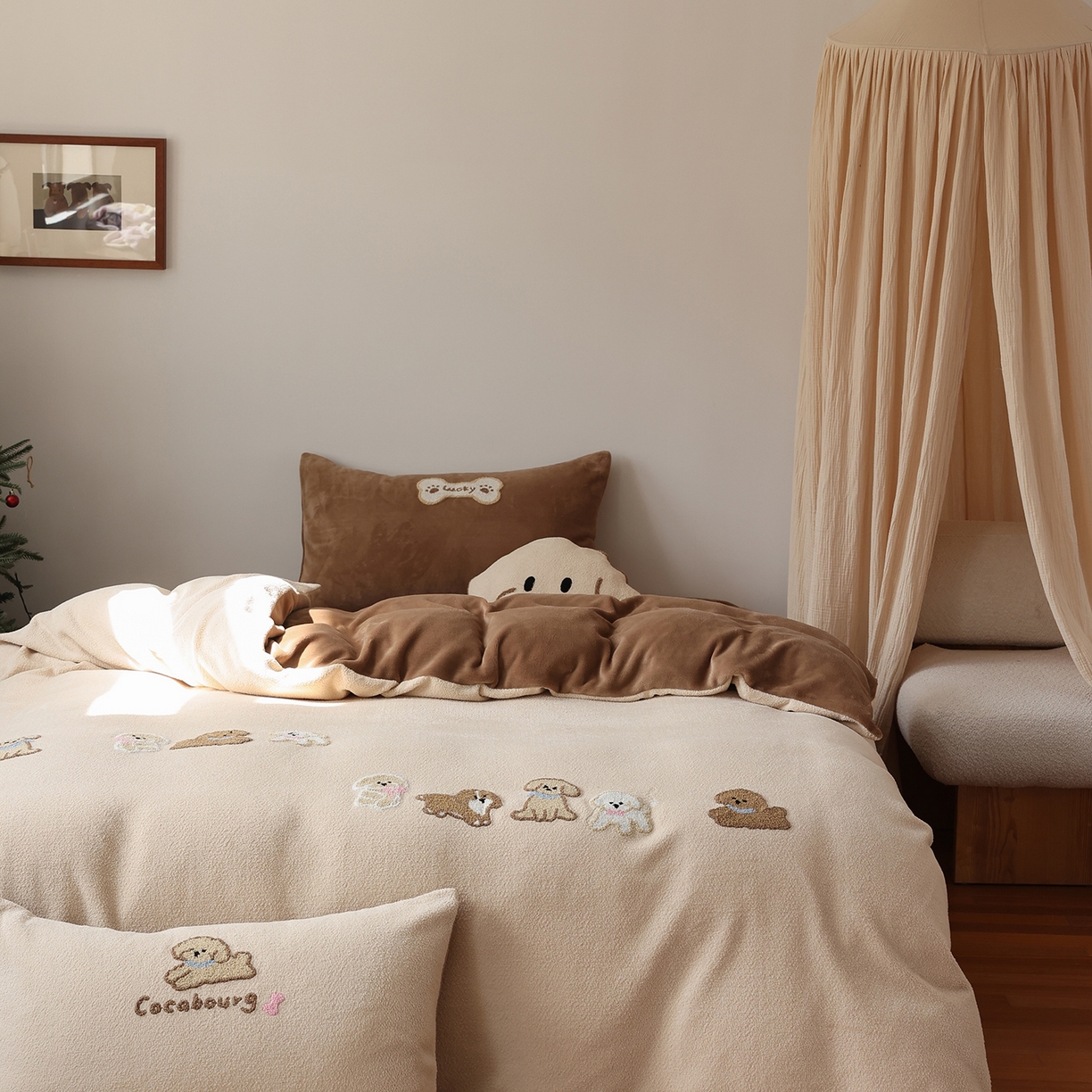 91家纺网 家纺一手货源 找家纺 风向标家纺 2025新款A类全消光暖呢绒毛巾绣四件套-减龄家宠系列（风格二） 站队小泰迪