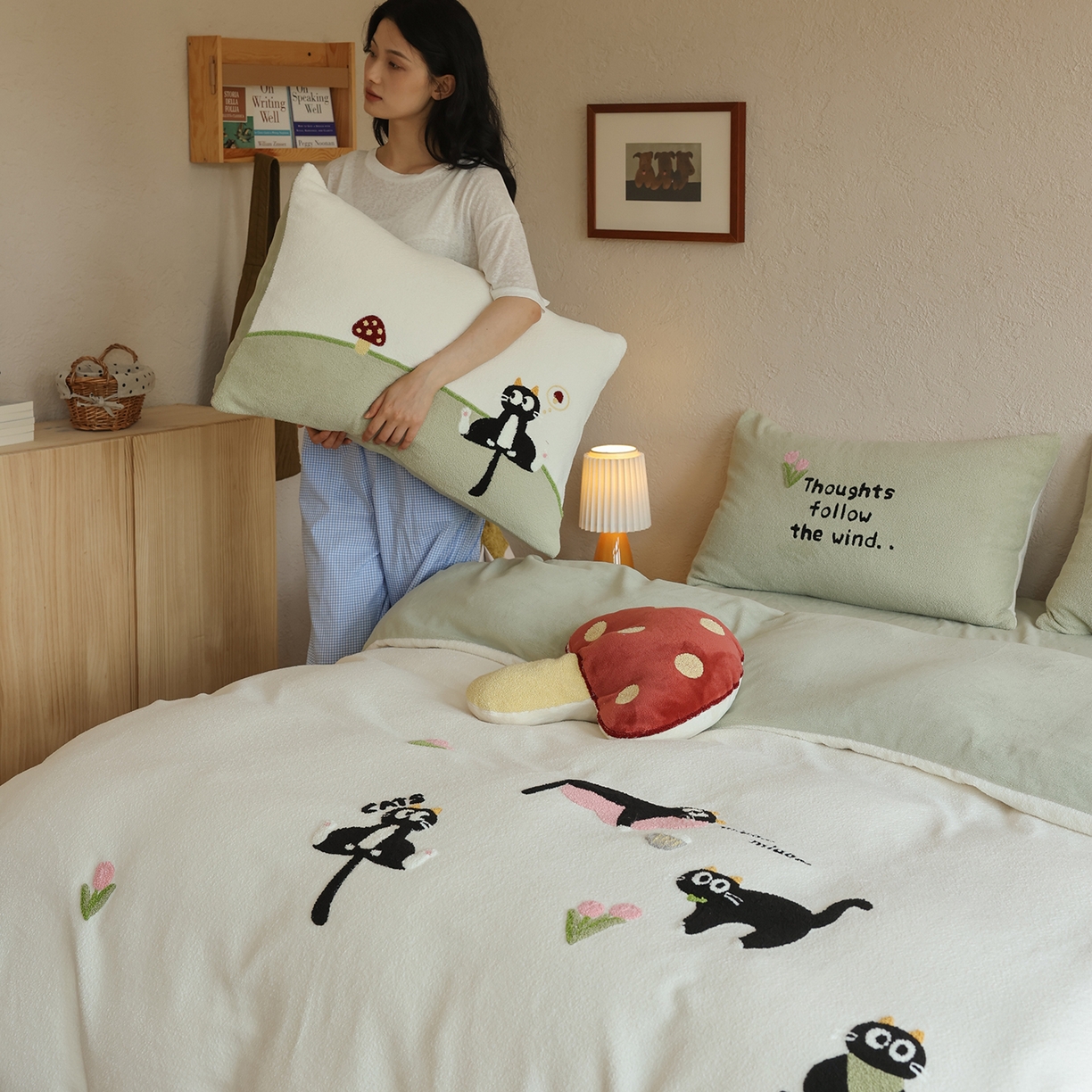 91家纺网 家纺一手货源 找家纺 风向标家纺 2025新款A类全消光暖呢绒毛巾绣四件套-减龄家宠系列（风格二） 炸毛小黑猫-奶白