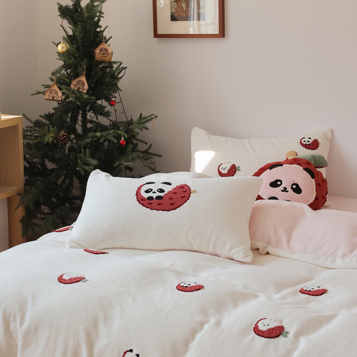 91家纺网 家纺一手货源 找家纺 风向标家纺 2025新款A类全消光暖呢绒毛巾绣四件套-减龄家宠系列（风格二） 荔枝熊猫-粉