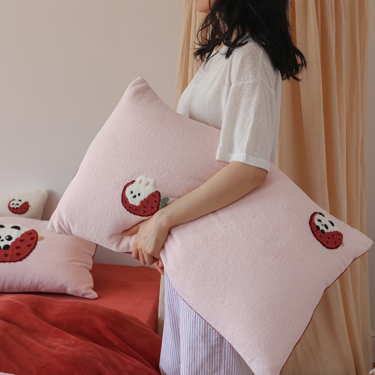 91家纺网 家纺一手货源 找家纺 风向标家纺 2025新款A类全消光暖呢绒毛巾绣四件套-减龄家宠系列（风格二） 荔枝熊猫-红