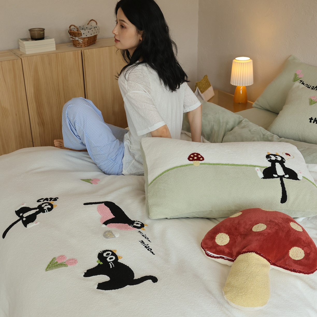 91家纺网 家纺一手货源 找家纺 风向标家纺 2025新款A类全消光暖呢绒毛巾绣四件套-减龄家宠系列（风格二） 炸毛小黑猫-奶白