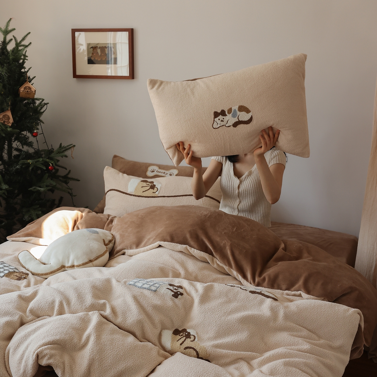 91家纺网 家纺一手货源 找家纺 风向标家纺 2025新款A类全消光暖呢绒毛巾绣四件套-减龄家宠系列（风格二） 躺平猫-奶茶