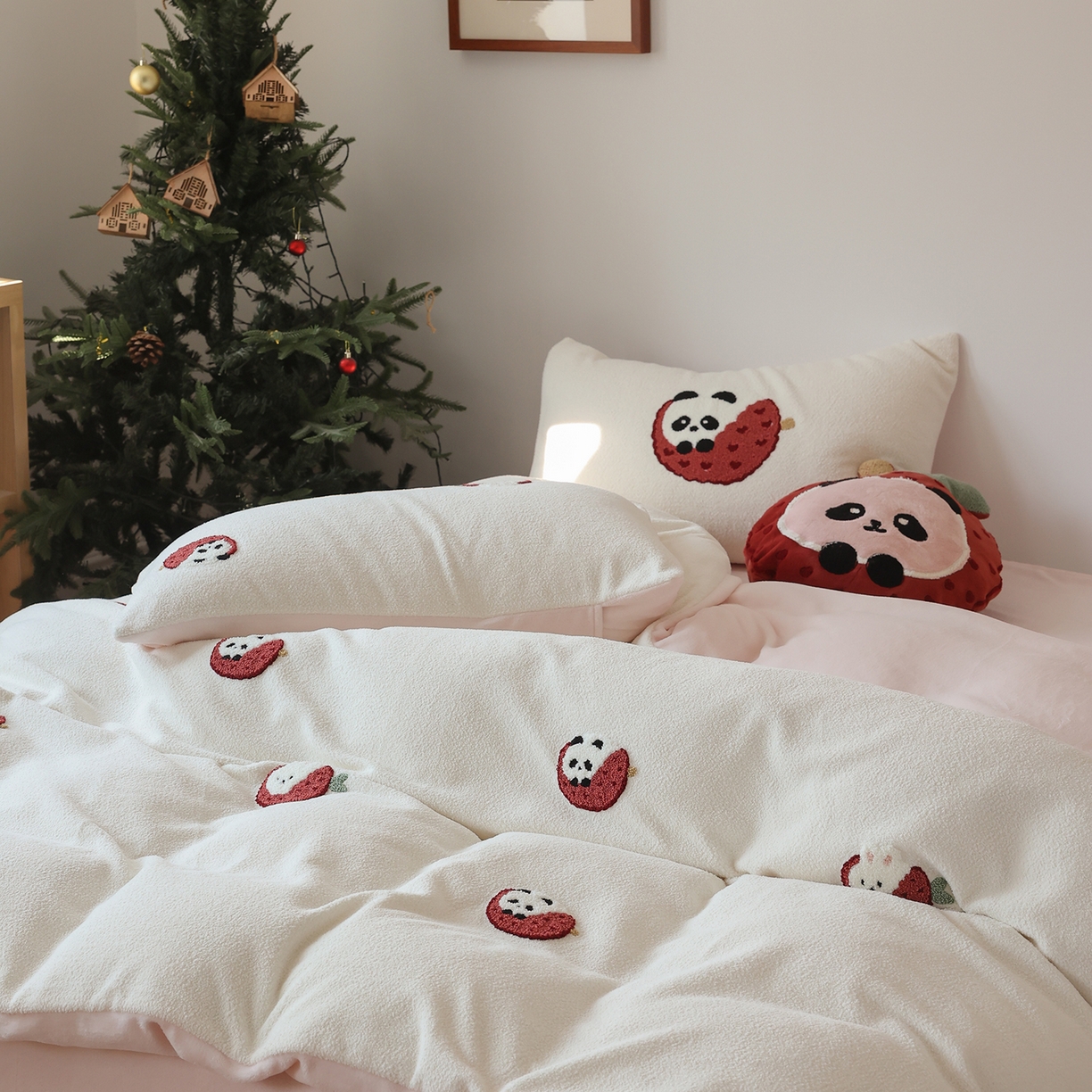 91家纺网 家纺一手货源 找家纺 风向标家纺 2025新款A类全消光暖呢绒毛巾绣四件套-减龄家宠系列（风格二） 荔枝熊猫-粉