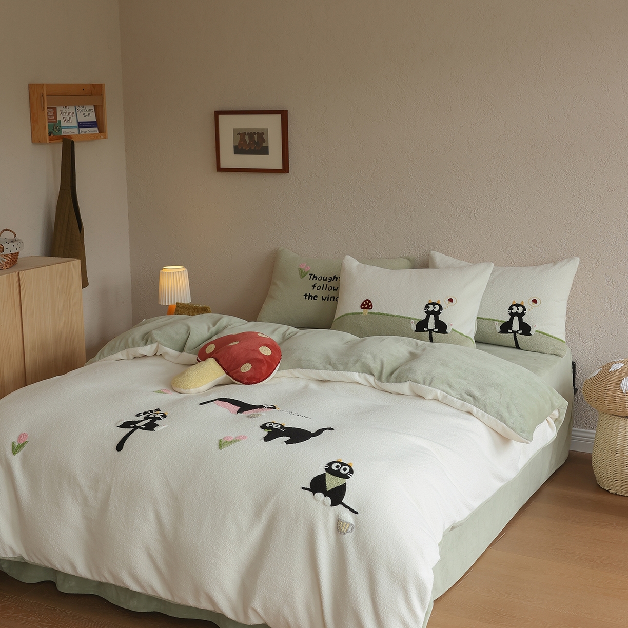 91家纺网 家纺一手货源 找家纺 风向标家纺 2025新款A类全消光暖呢绒毛巾绣四件套-减龄家宠系列（风格二） 炸毛小黑猫-奶白