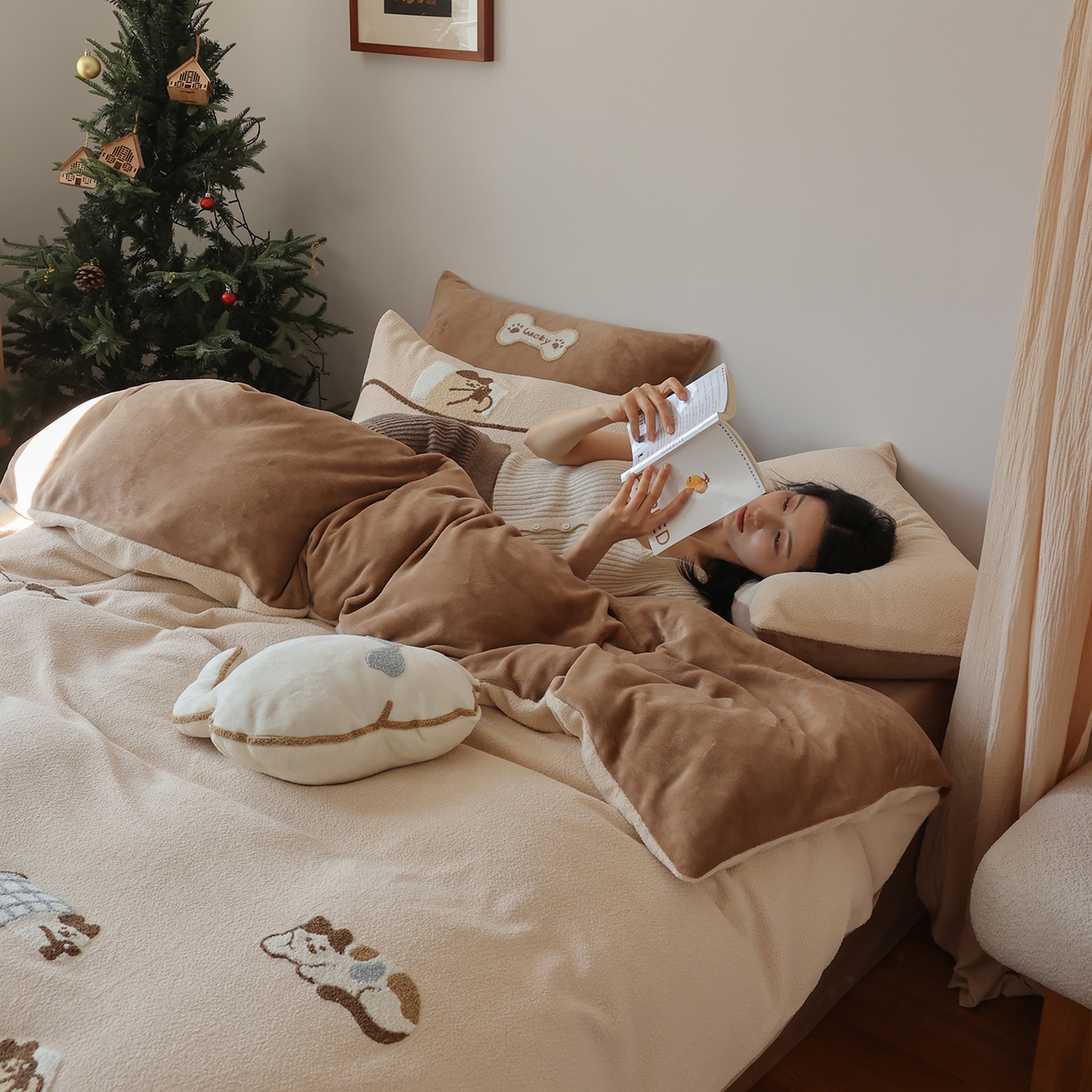 91家纺网 家纺一手货源 找家纺 风向标家纺 2025新款A类全消光暖呢绒毛巾绣四件套-减龄家宠系列（风格二） 躺平猫-奶茶