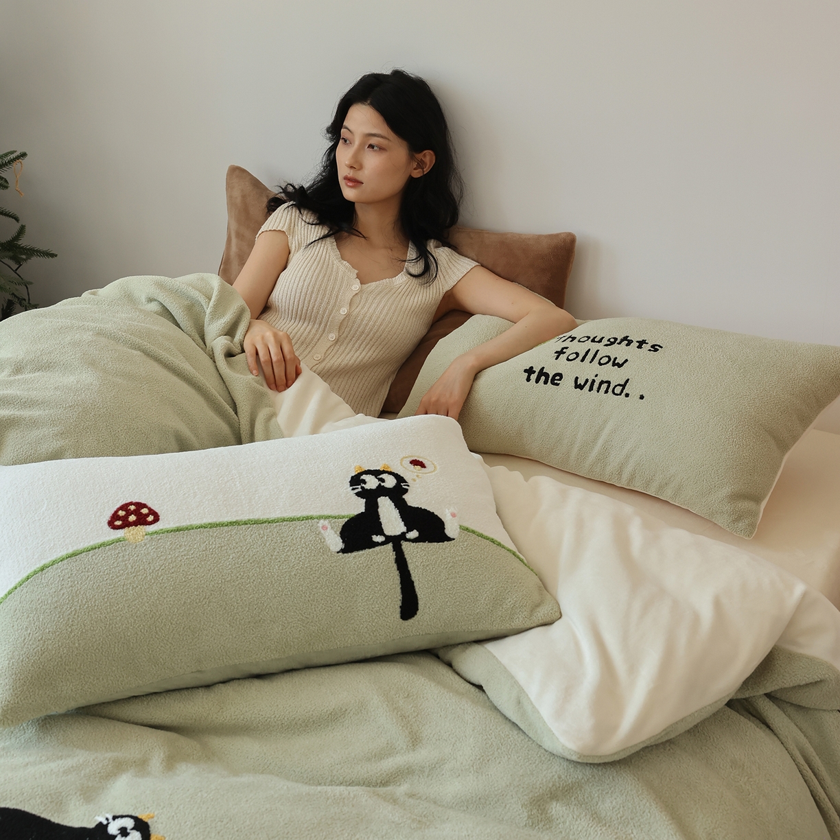 91家纺网 家纺一手货源 找家纺 风向标家纺 2025新款A类全消光暖呢绒毛巾绣四件套-减龄家宠系列（风格二） 炸毛小黑猫-灰绿